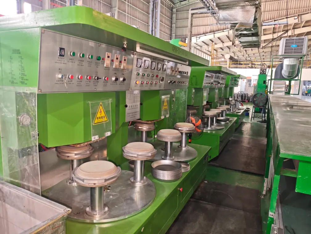 조리기구 베이스 브레이징 기계는 해외에 설치되었습니다.